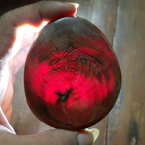Rebanadas translúcidas de rajá Kayu cabeza de tigre tallada losa roja Agathis de Borneo - Imagen 3 de 11