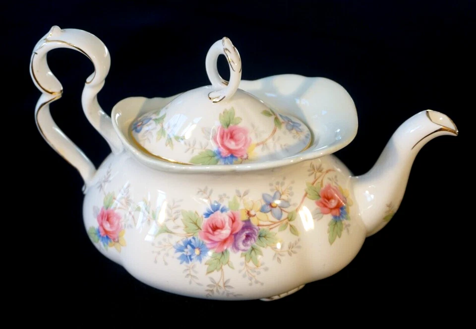 Beautiful Royal Albert Colleen 5 Cup Teapot - Image 2 of 4