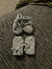 Geschenkset handgestrickte graue Woll Baby Stiefeletten & Fäustlinge - Neugeborenengröße