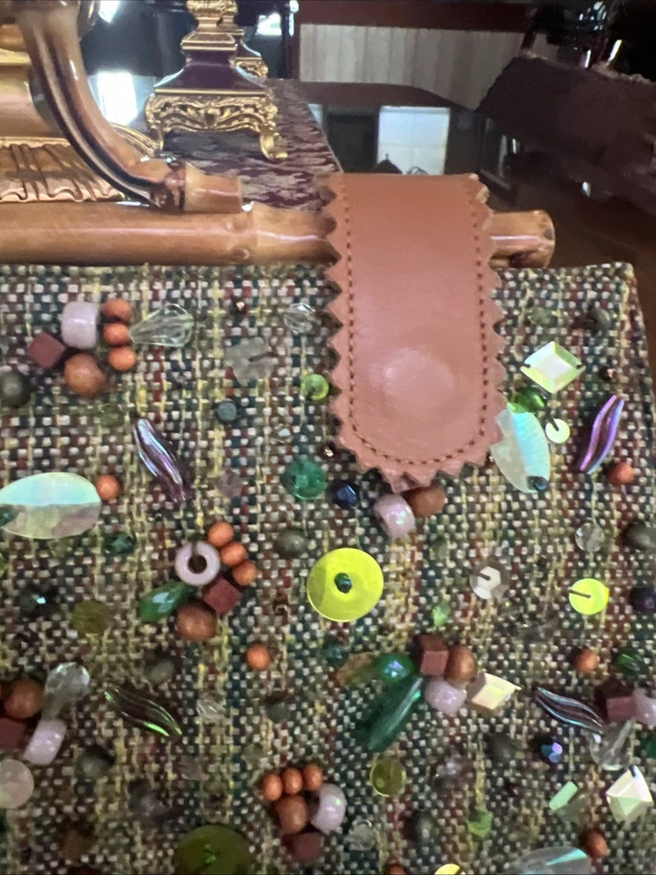 Bolso clutch vintage BCBG Maxazria multicolor diseño único con intrincados abalorios Foto 4 de 4