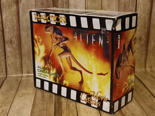 Halcyon Alen 3 ALIEN CREATURE WITH BASE 1:9 Scale Model Kit OPEN BOX - Picture 2 of 5