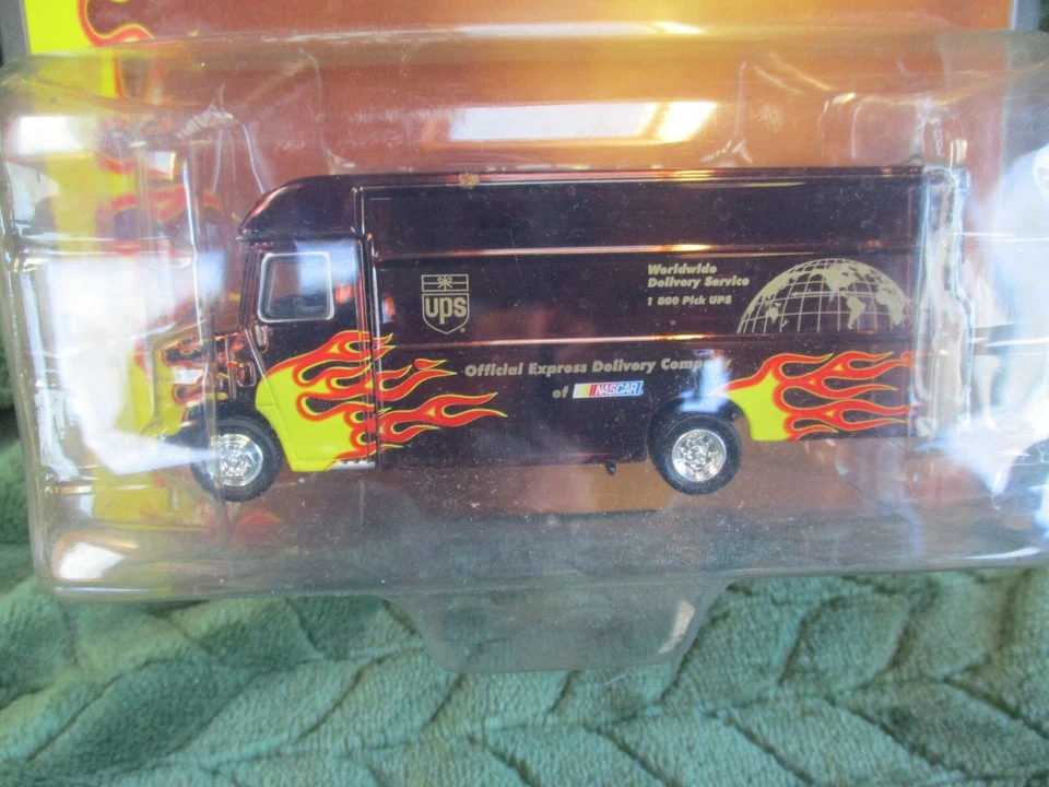 Camión diecast UPS Flame Package NASCAR 2002 1:64 Foto 2 de 4