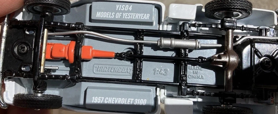 MATCHBOX American Airlines 1957 Chevrolet Pick-up with Luggage 1:43 Vintage 1995 - Image 4 of 4