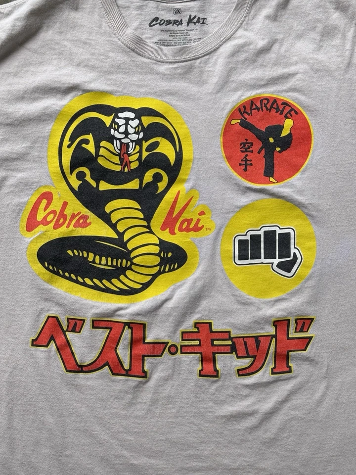 Camisa Cobra Kai Talla 2X Oficial Karate Niño Golpe Primero Rápido Sin Misericordia Beige Foto 2 de 4