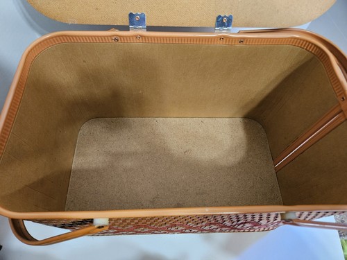 W C Redmond picnic basket,retro 50's wood and wicker basket,solid construction - Picture 9 of 9
