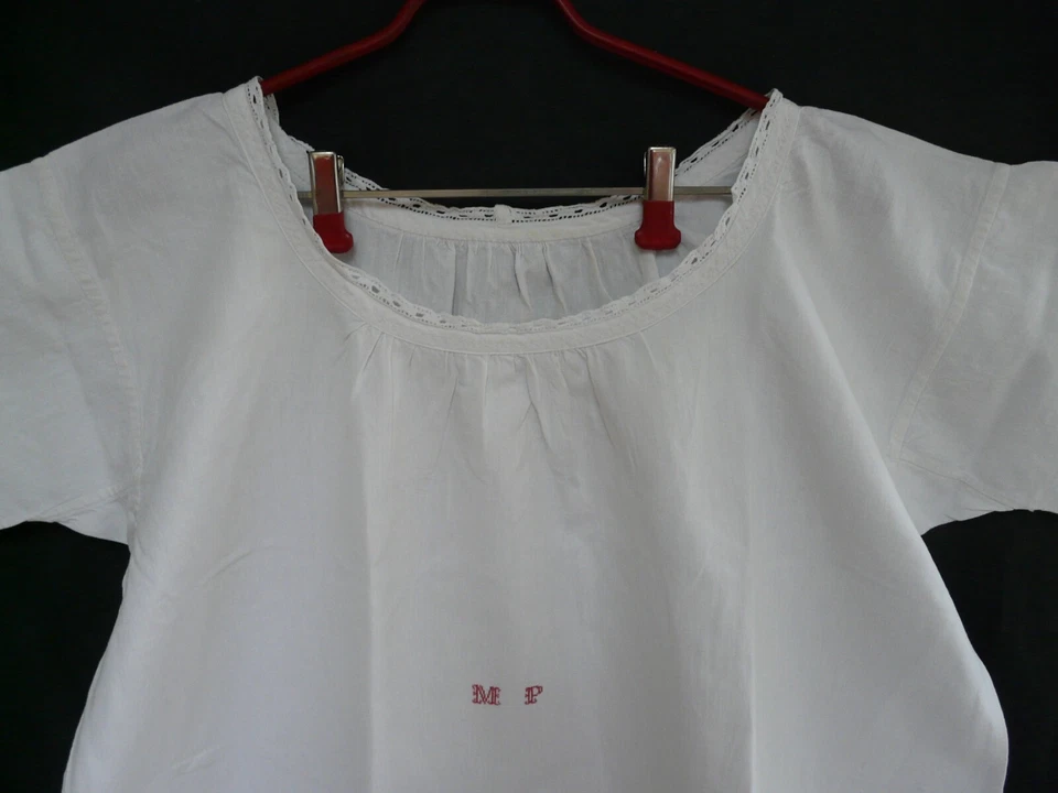 Robe de chambre ancienne en lin brodé – Lettres M.P rouges – REF 4730C - Photo 2/4