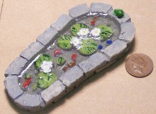 Puppenstube Teich mit Fischen und Blumen Ma&szlig;stab 1:12 Garten Miniatur DF654 tumdee