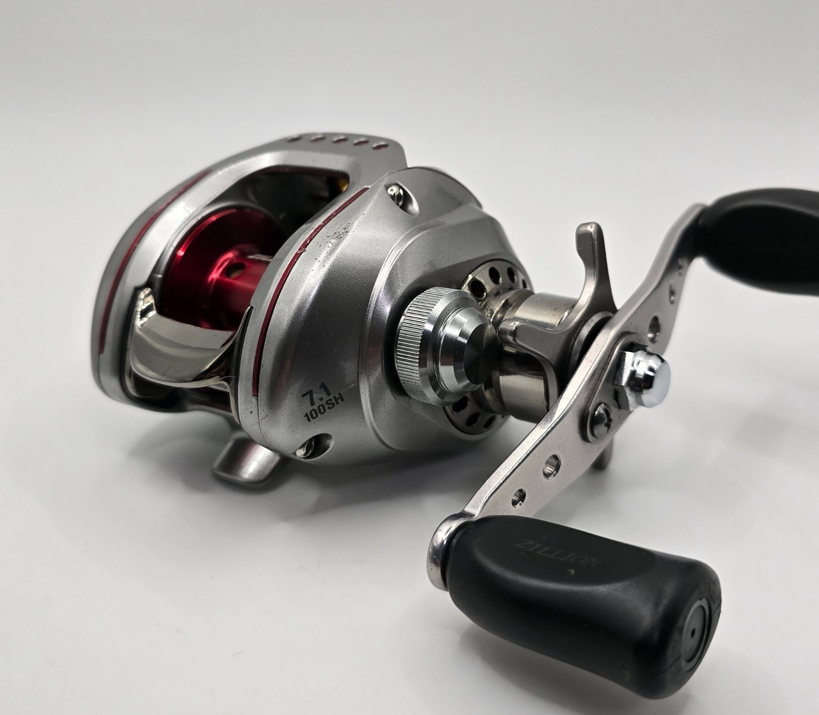 Daiwa TD Zillion 100SH Baitcast Reel Right Hand from Japan