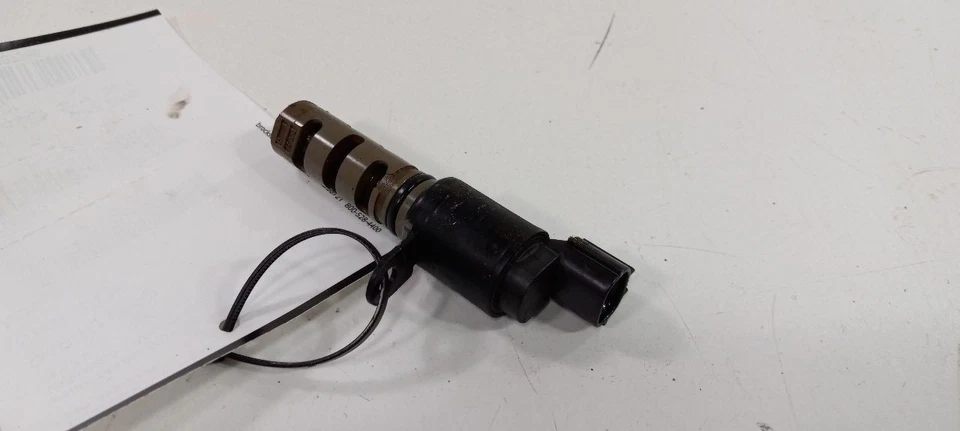 Válvula de control de aceite de engranaje de distribución variable Kia Forte culata solenoide 2010 11 Foto 2 de 4