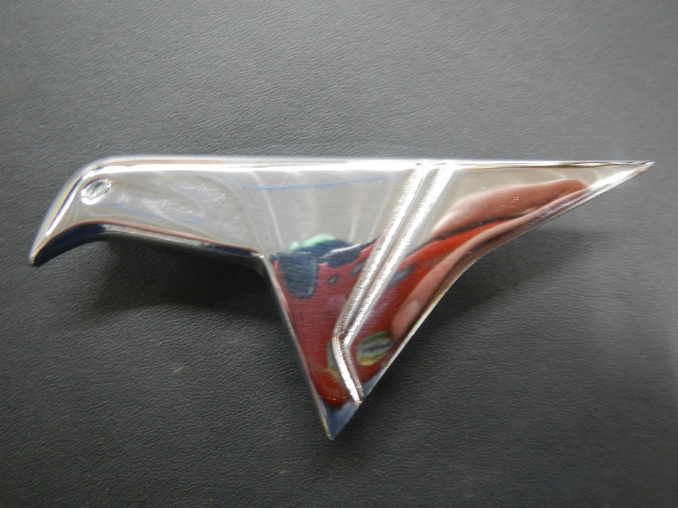 Buick Skylark 1965 guardabarros emblemas de pájaro guardabarros delantero pájaros 65 GS par con tuercas Foto 3 de 4