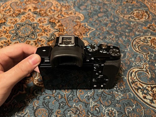 Cuerpo de cámara sin espejo de fotograma completo Sony Alpha a7R ILCE-7R solo con cargador de batería - Imagen 2 de 12