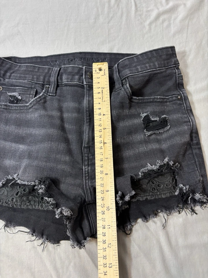 Pantalones cortos de mezclilla negros para mujer American Eagle talla 8 súper elásticos corte desgastados Foto 3 de 4