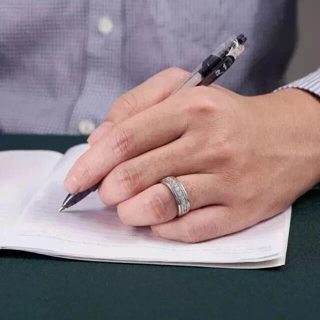 Anillo de compromiso de moissanita de corte redondo de 2,25 quilates enchapado en oro blanco de 14 quilates para hombre Foto 4 de 4