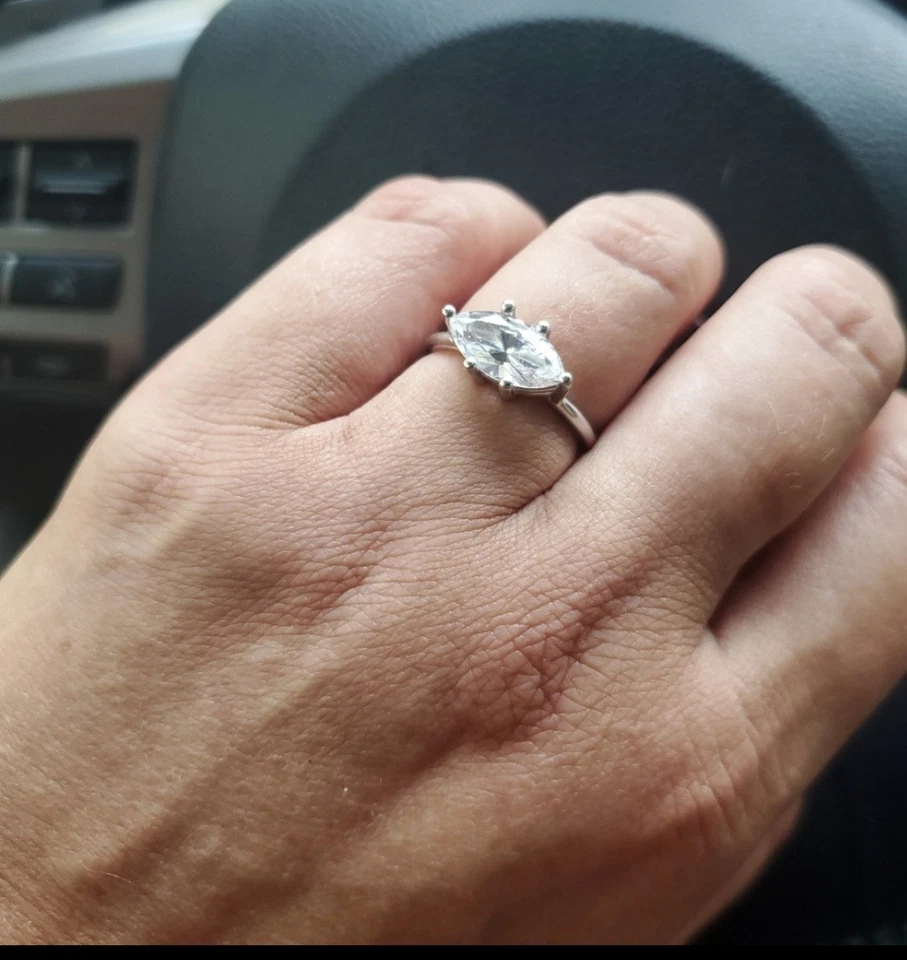 Anillo solitario de diamantes creado en laboratorio corte marquesa este oeste de 2,11 quilates Foto 4 de 4