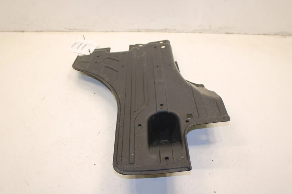 Volvo S60 T5 Premier 2015-2016 trasero izquierdo lado del conductor bajo cubierta protector contra salpicaduras Foto 3 de 4