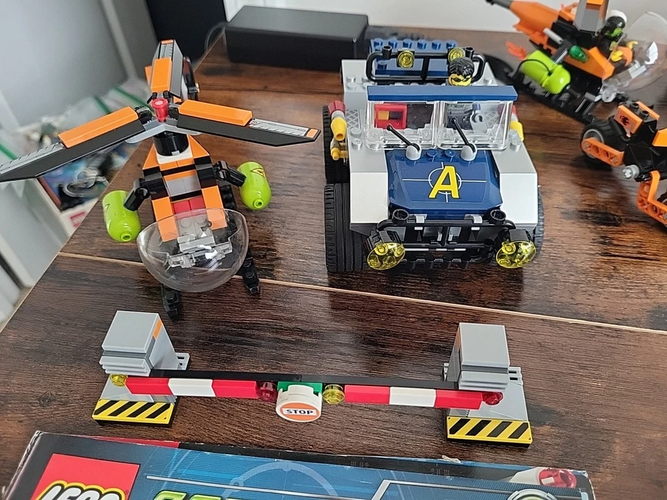 Lego Agents Lot : Gold Hunt, 4 Wheeling Pursuit, River Chase, Helicopter, Bike - Image 3 of 4