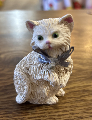 Farouk Kitty Cat Figurine 3'' White With Collar, Blue Eyes
