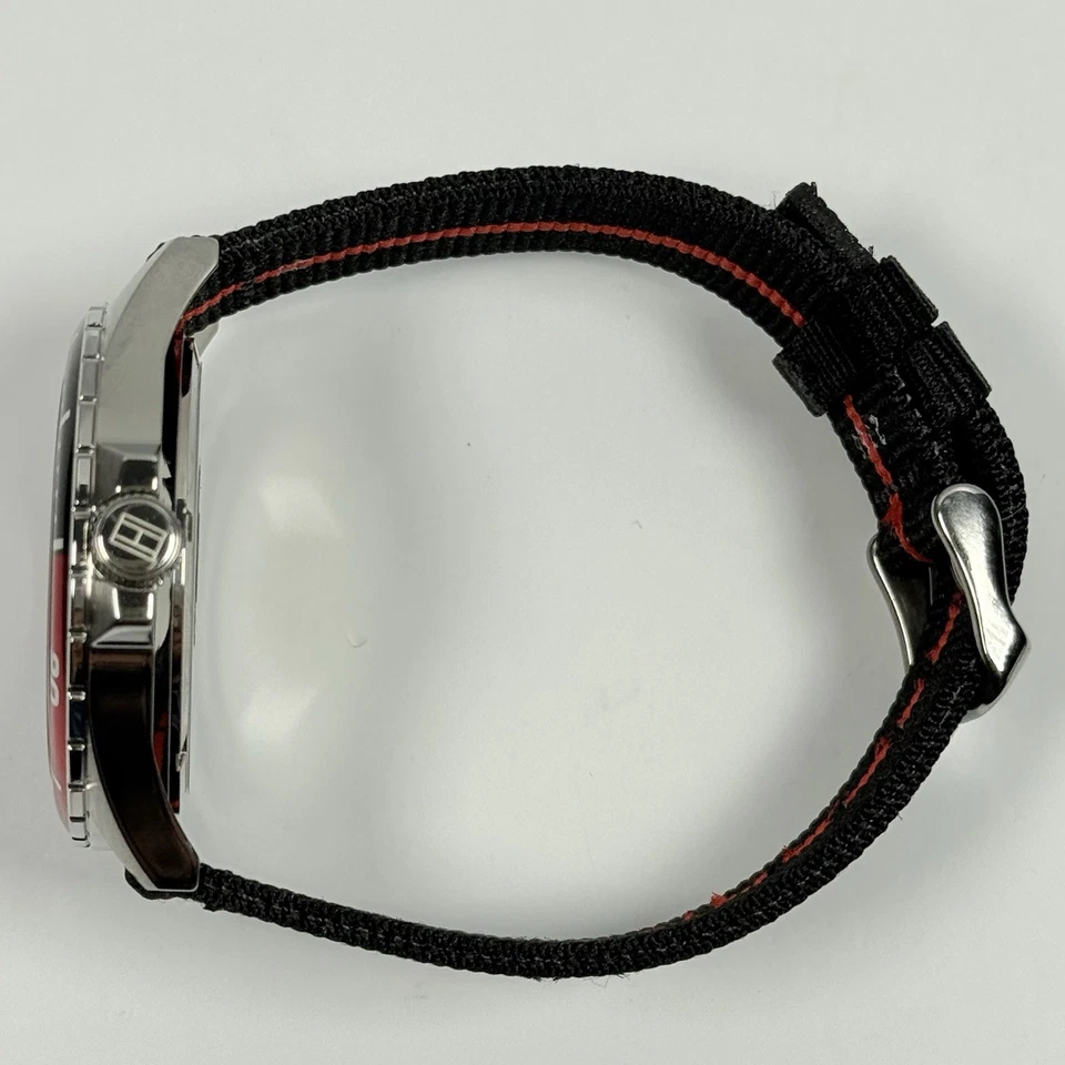 Nuevo-Reloj para hombres Tommy Hilfiger Logan 1792010 esfera negra correa de plástico de dos tonos Foto 3 de 4