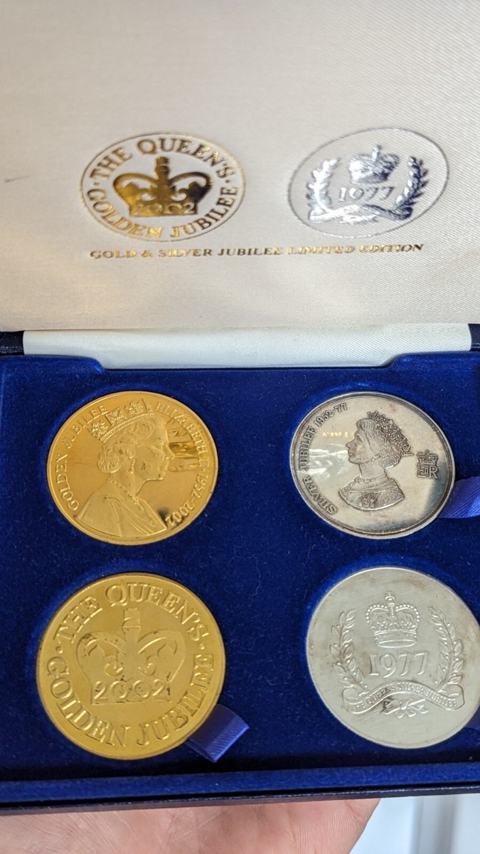 Limited Edition Queen Elizabeth II 1977 & 2002 Jubilee 22ct Gold