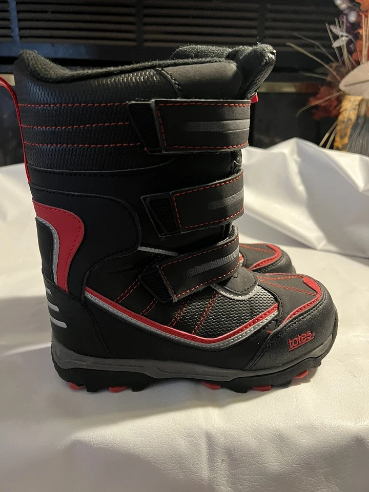 NUEVOS TOTES NIÑOS NIÑO Silas Negro/Rojo/Plateado Botas de Invierno - Talla 1 Buen Estado Foto 2 de 4