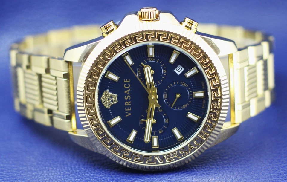 Reloj de cuarzo Versace de lujo cronógrafo en esfera azul con indicador de fecha para hombre. Foto 4 de 4