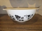 Vintage Pyrex Black and White Gooseberry #443 Cinderella 2½ Quart Bowl