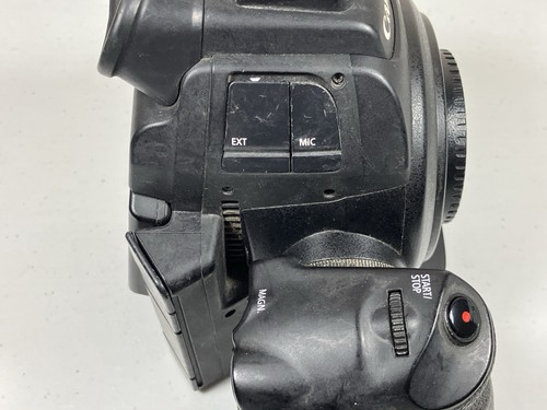 Cuerpo de videocámara de cine profesional Canon EOS C100 para piezas o reparación - Imagen 7 de 13