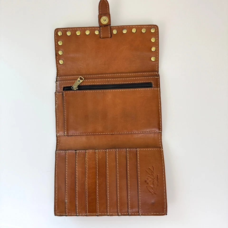 Cartera Patricia Nash para mujer triple pliegue cuero italiano ondulado tachonado boho marrón Foto 3 de 4