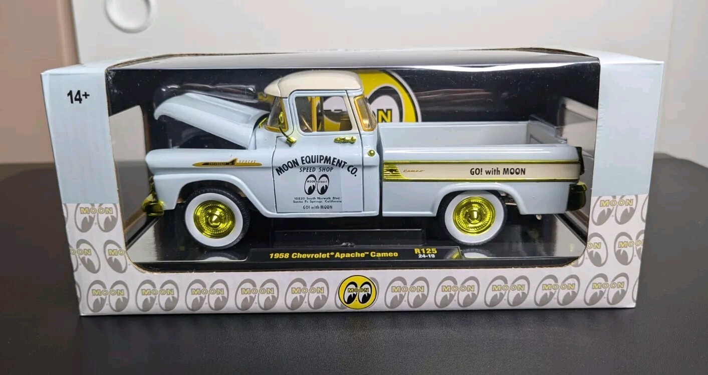 M2 Machines CHASE - 1958 Chevrolet Apache Cameo Moon Equipped Gold 1:24 R125