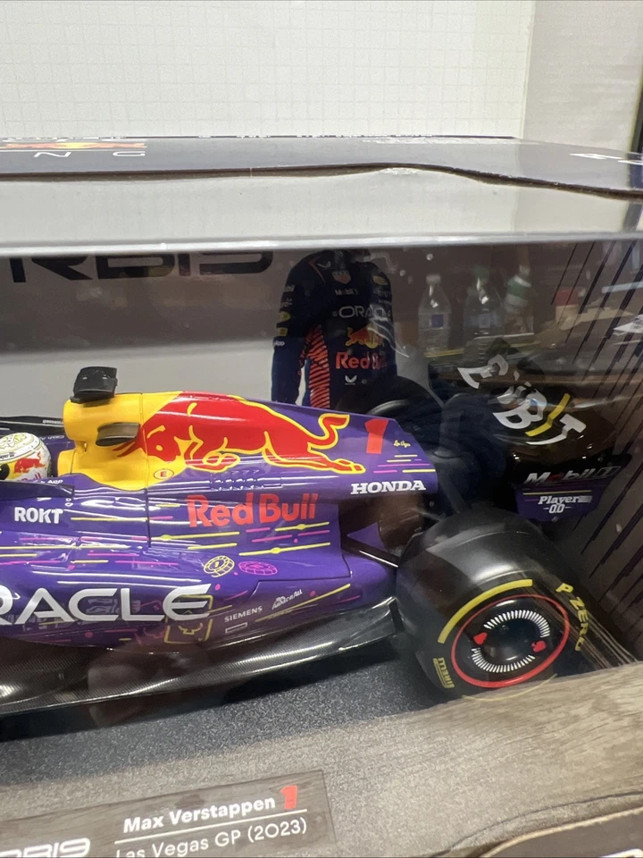 Spark 1/18 Red Bull RB19 Max Verstappen Winner Las Vegas GP 2023 - Image 4 of 4