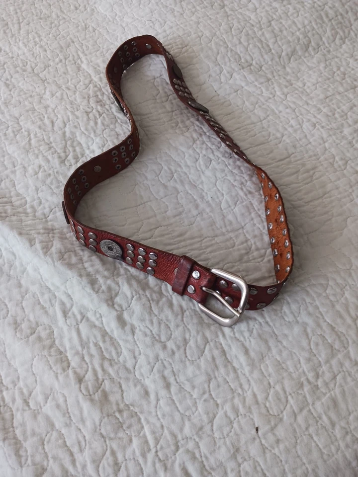 Cinturón de cuero con tachuelas y conchos metálicos Foto 2 de 3