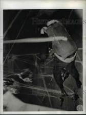 1943 Press Photo Canadian Paratroopers Hurtle Into Space From US Army Plane