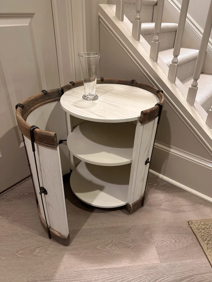 Mesa auxiliar estilo tambor Pottery Barn - madera blanca y metal con almacenamiento oculto Foto 4 de 4