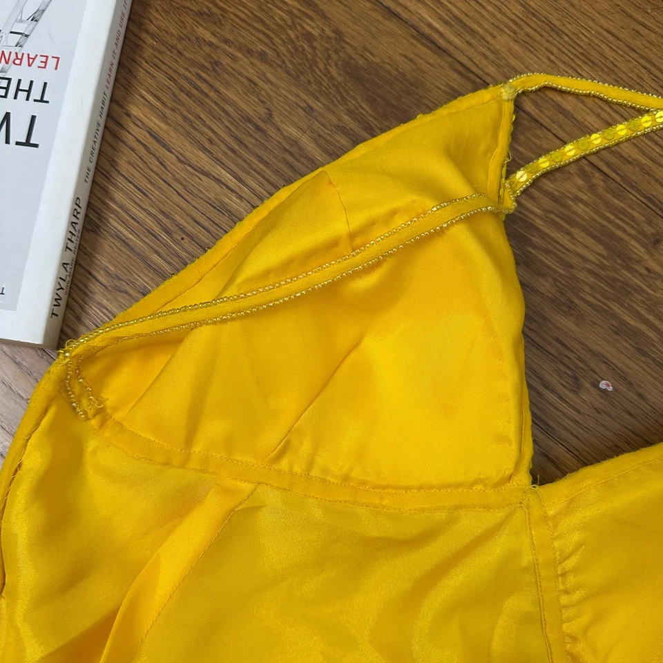 Vestido sem costas Scala amarelo com miçangas lantejoulas TAMANHO MÉDIO - Imagem 2 de 4