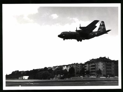 Fotografie Ansicht Berlin-Tempelhof, Flugzeug Lockheed C-130 Hercules USAF 1828 