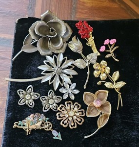 Vtg/Mod 12p Lot Flower Brooch Silver & Gold Tones Rhinestones Enamel Signed DM97