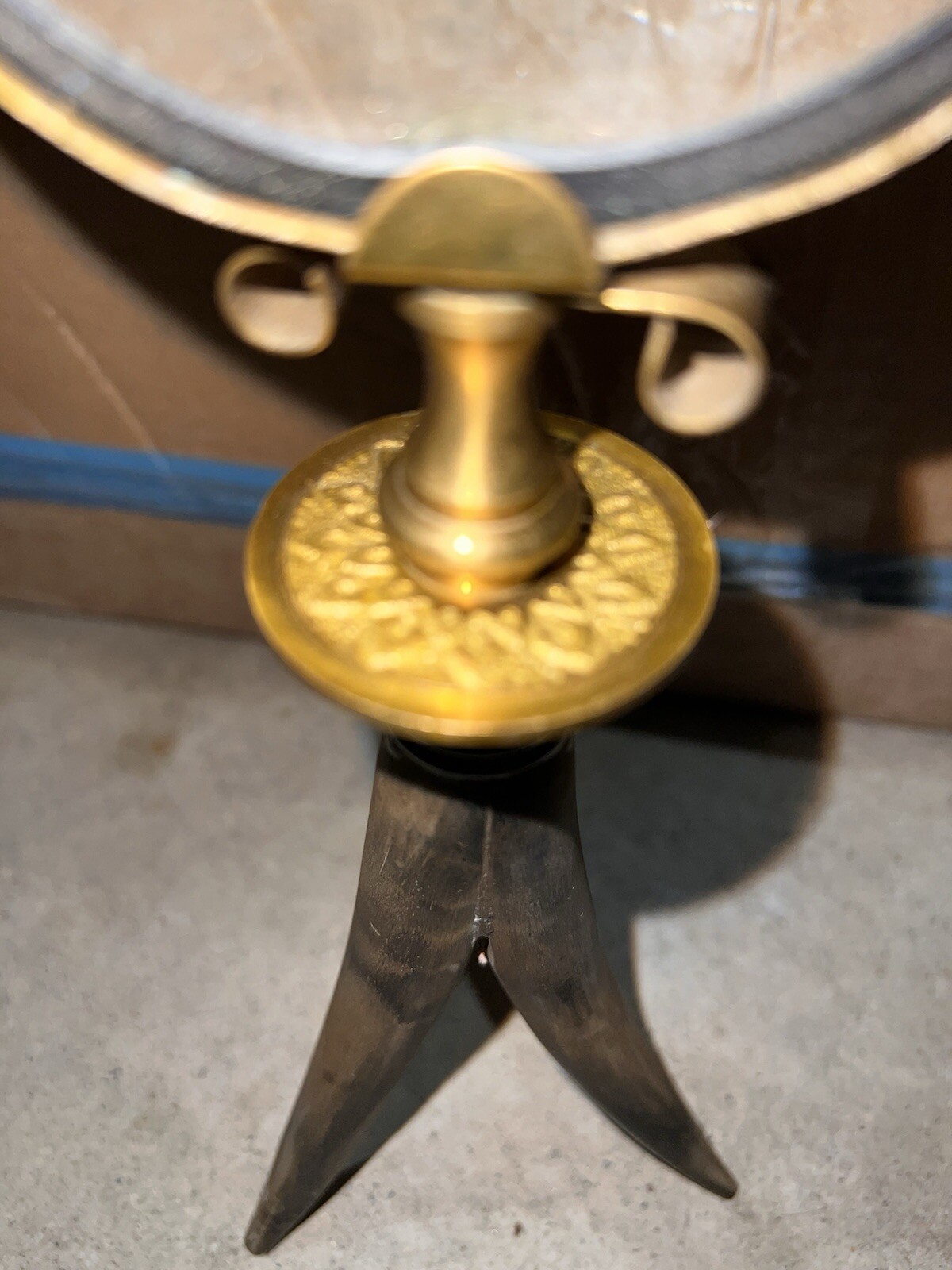 Distinctive Magnifying Glass Tabletop Brass Tripod Horn Legs Vintage Desk Item 