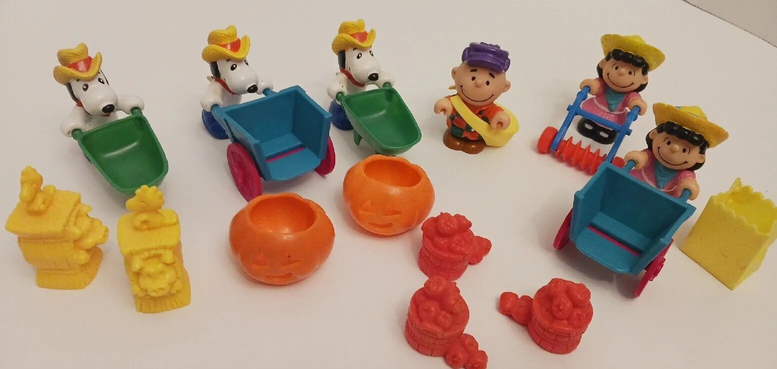 Snoopy Charlie Brown Peanuts Gang Great Pumpkin Farm Cake Toppers