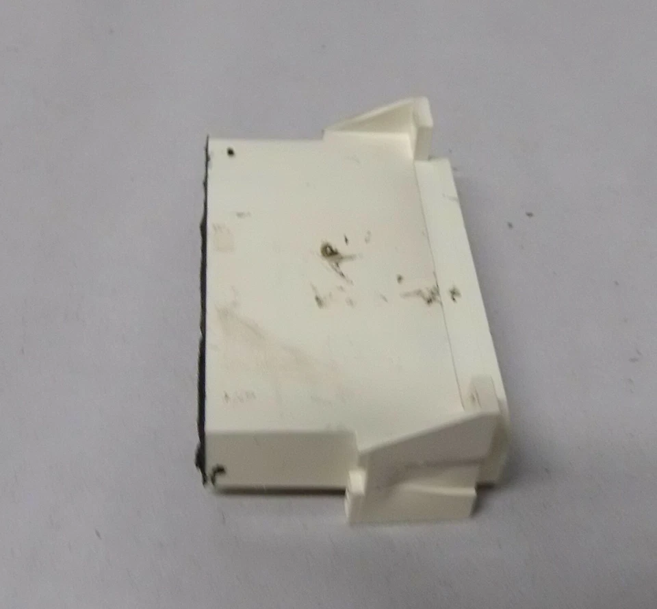 1998 GMC Suburban K1500 5.7L 4x4 IP Gauge Cluster PRNDL Light Diffuser Cone - Image 4 of 4