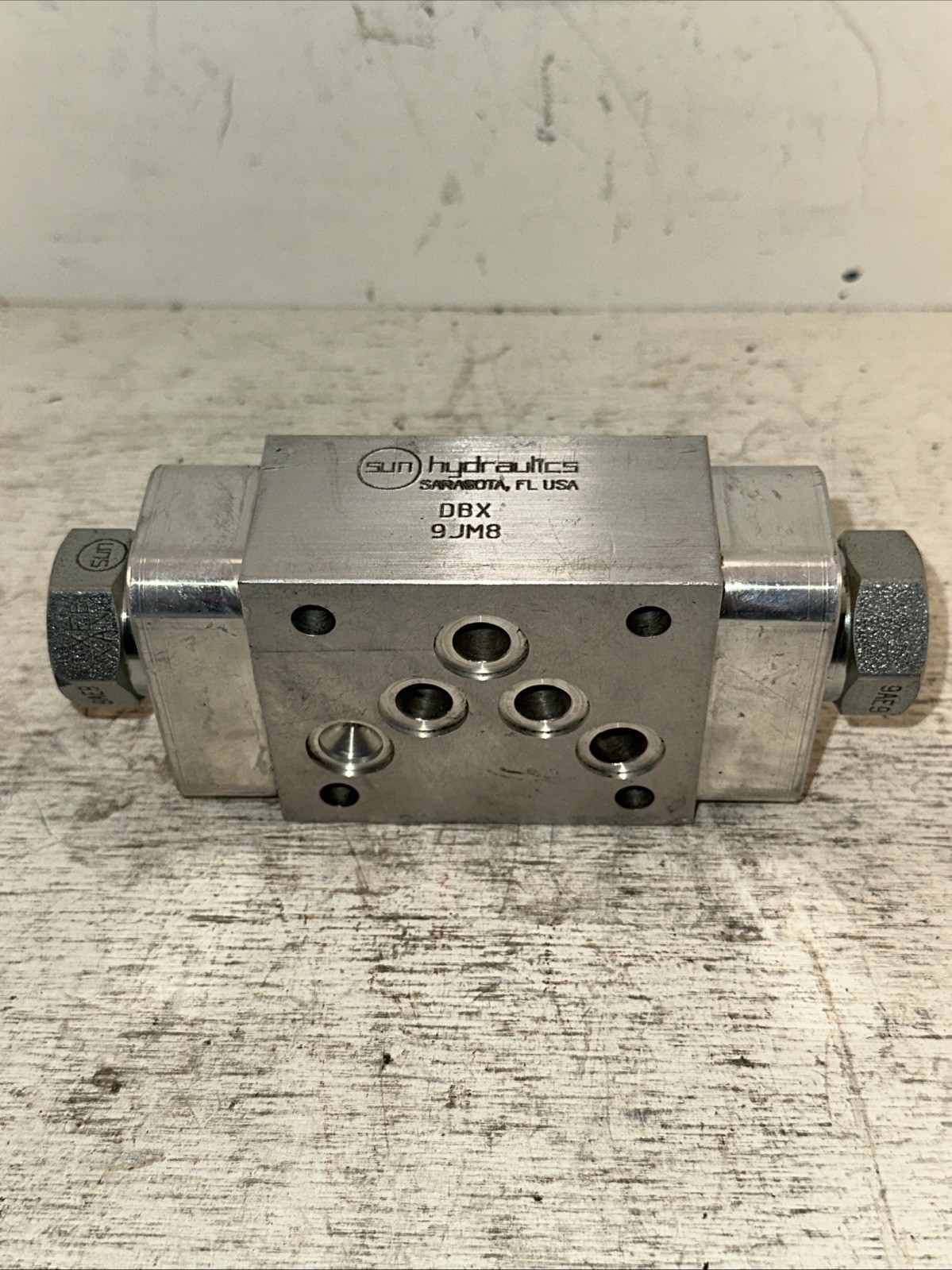 New Old Stock Sun Hydraulics DBX 9JM8 Sandwich Style Hydraulic Manifold