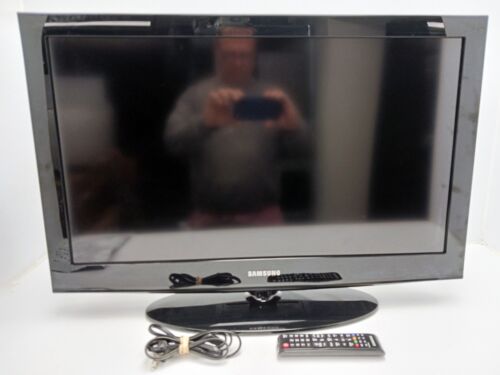 Samsung Lcd Tv 32" Flat Screen Ln32D403 Television Hdmi Pc Monitor with Remote