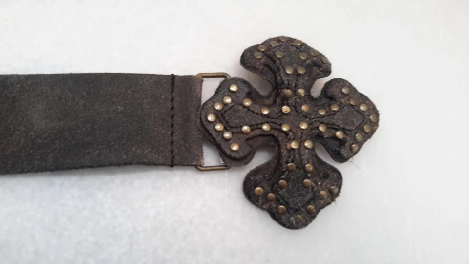 Cinturón Steve Madden de Cuero Genuino Para Hombre Talla M Hebilla Cruz Alemana Remaches de Metal Foto 4 de 4