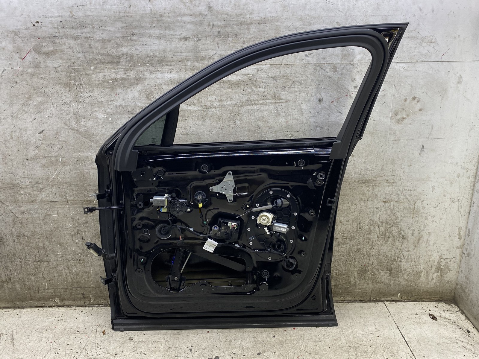 2015-2020 BENTLEY BENTAYGA OEM RH FRONT RIGHT PASSENGER DOOR SHELL W/O GLASS