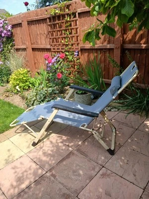 SUN LOUNGER SUN BED INDOOR OUTDOOR GARDEN FOLDING RECLINING ADJUSTABLE CHAIR BED - Image 1 of 4