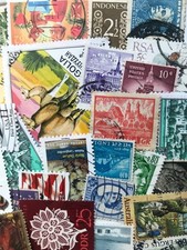 lotto di DIECIMILA 10000 10.000 francobolli mondiali a peso 555 grammi mondo