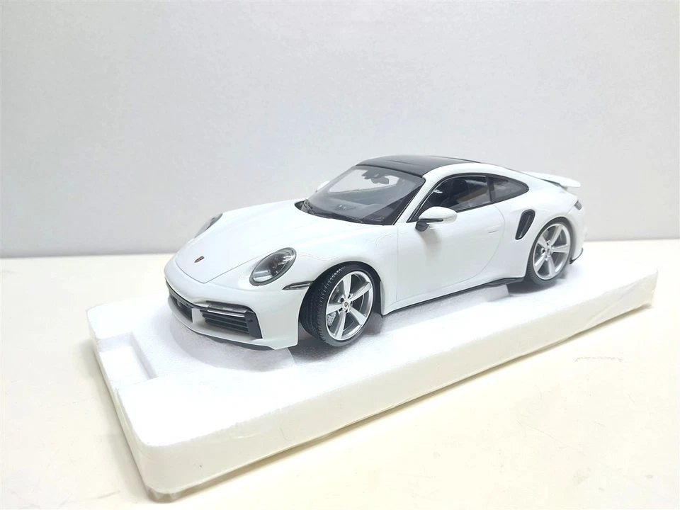 Porsche 911 (992) Turbo S Bianco del 2021 - 1/18 Minichamps - Immagine 3 di 4
