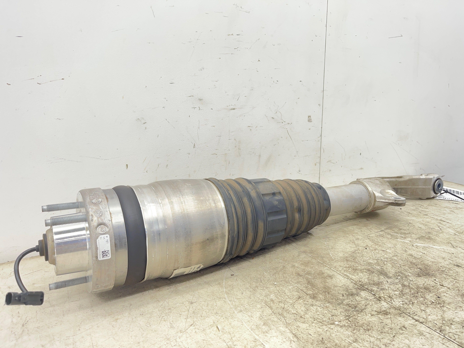 2017-2022 MASERATI LEVANTE FRONT RIGHT AIR SUSPENSION STRUT SHOCK ABSORBER OEM
