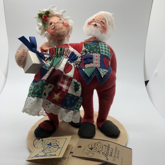 1997 Annalee Dolls 7" Mr. & Mrs. Santa Exchanging Gifts 5002
