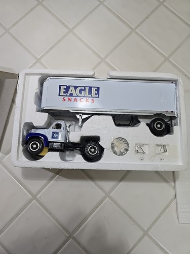 Camión Mack B-61 1960 tractor y remolque fundido a presión escala 1:34 - en caja vintage - Imagen 3 de 5