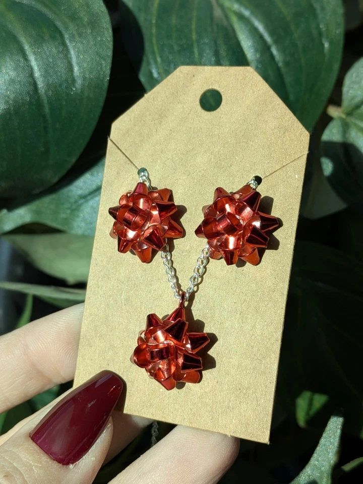 Set mit roten Weihnachtsschleifen und Halskette aus Metall